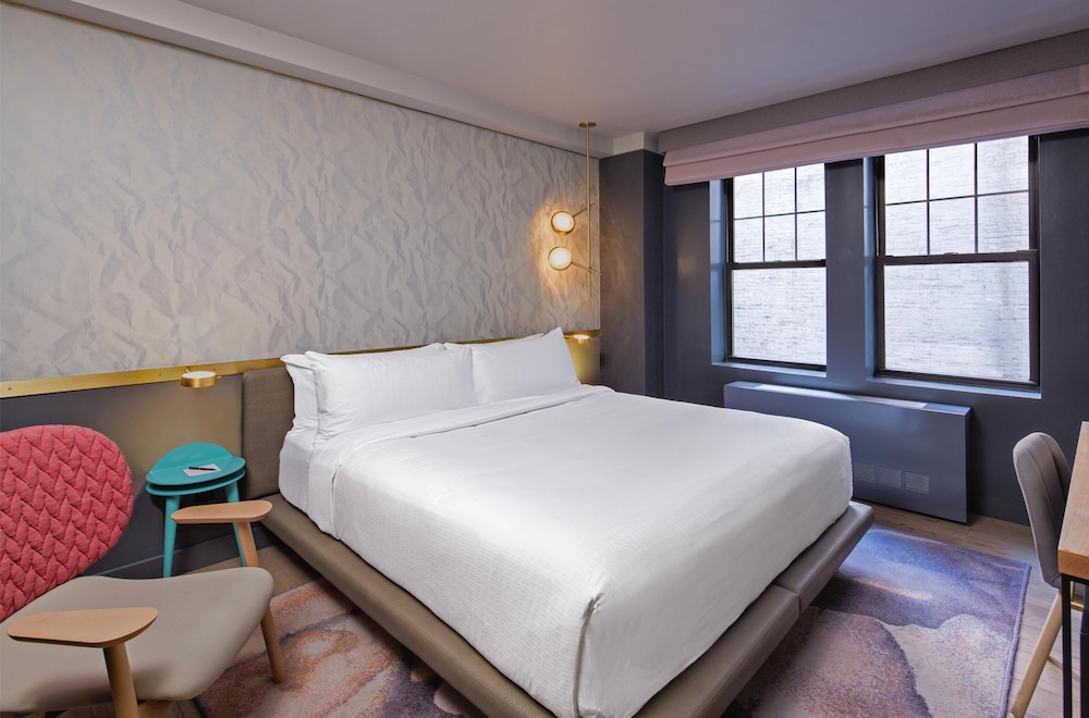 ROOM, KING BED
