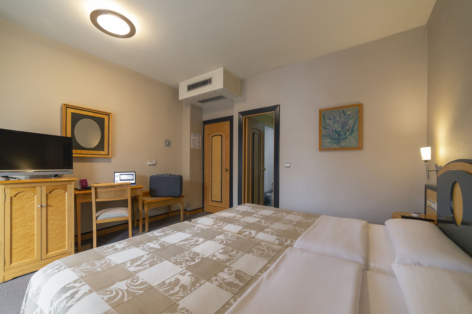 ROOM, TWIN BEDS