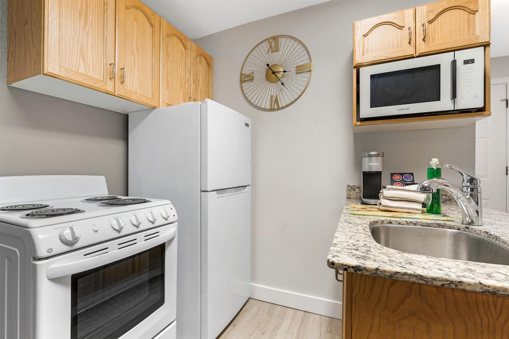 جناح بسريرين كوين مع أريكة بمطبخ، Best Western Inn At Penticton 9/9