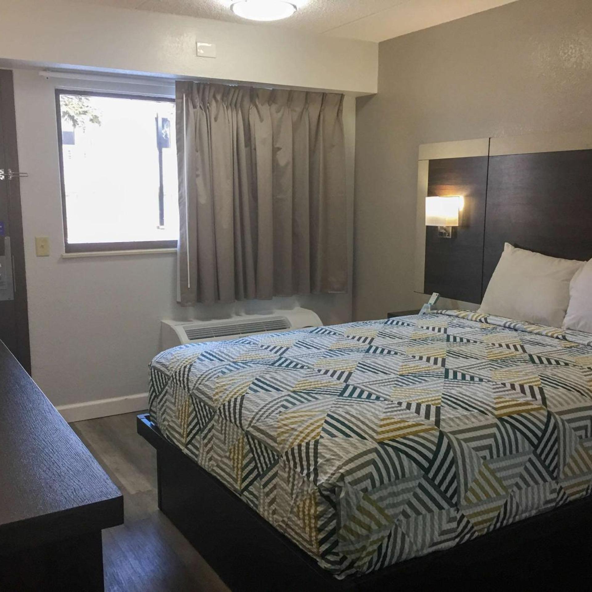 1 Queen Bed - Mobil Access Tub Nsmk Micfridg