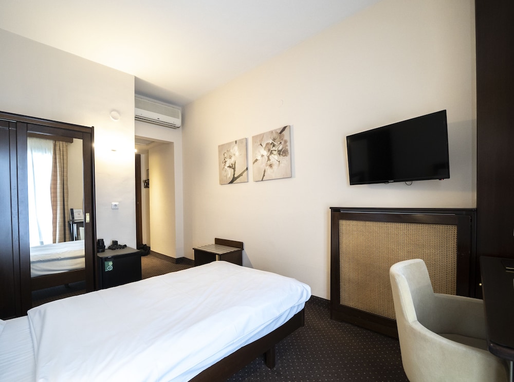 ROOM, SINGLE