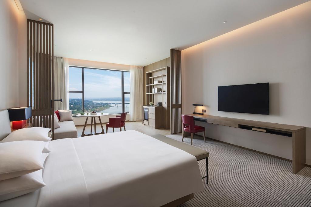 Regency, Suite, King Bed, River View