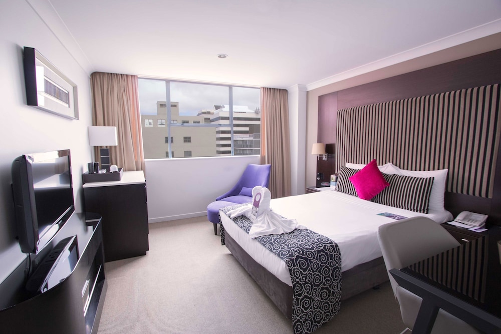 SUPERIOR, QUEEN BED