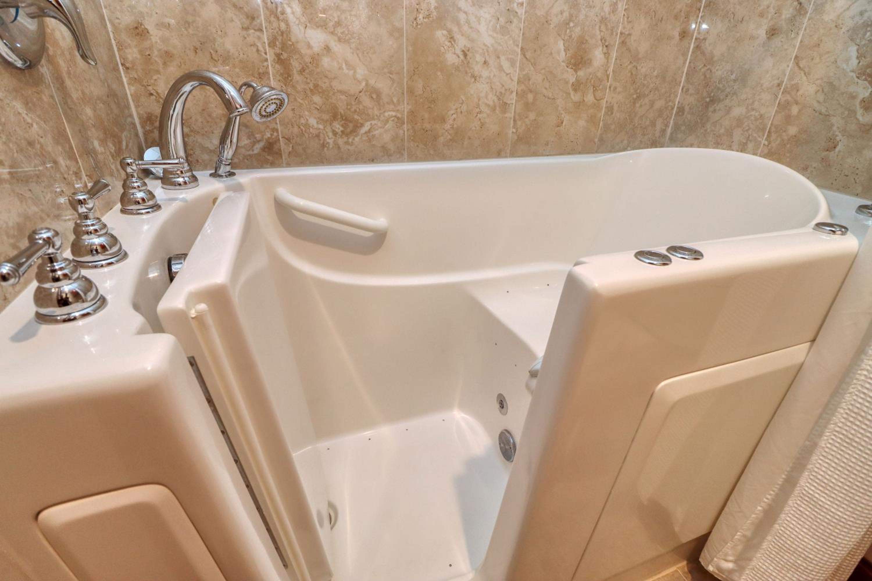 جناح ديلوكس بجاكوزي، Chase Suite Hotel Lincoln 4/7