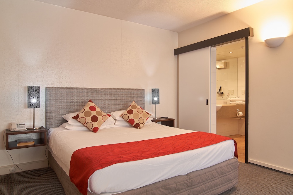 STUDIO, QUEEN BED