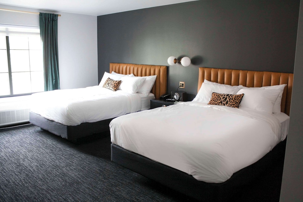 The Inn Hotel Lake Okoboji, Ascend Hotel Collection 10/50