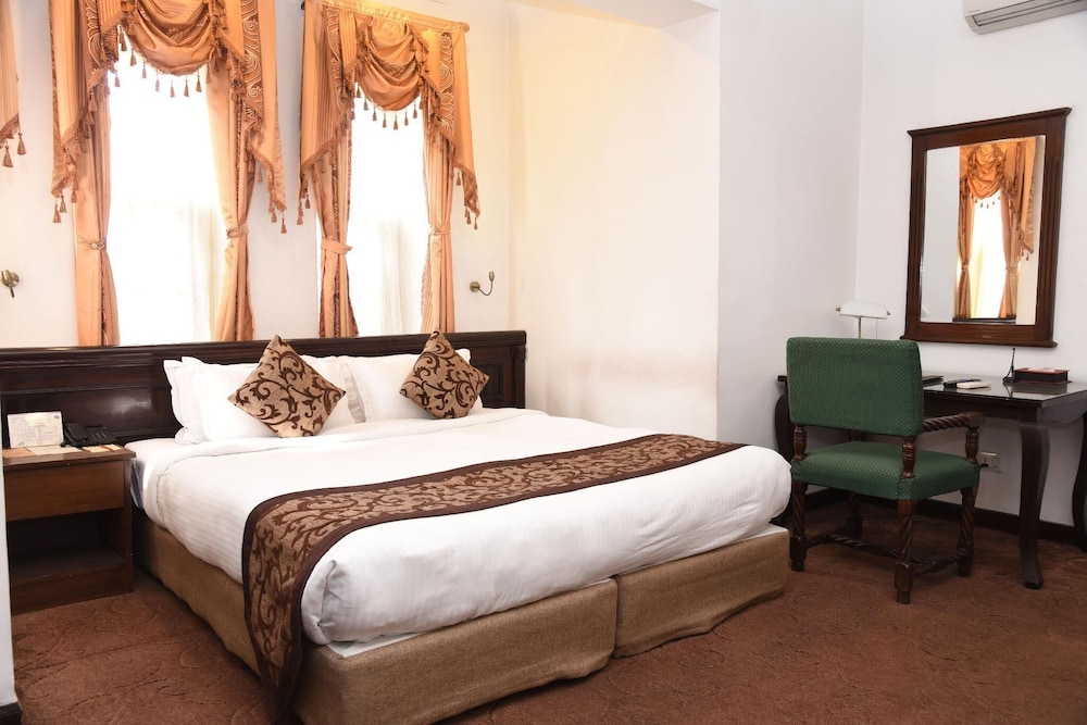Junior, Queen Bed