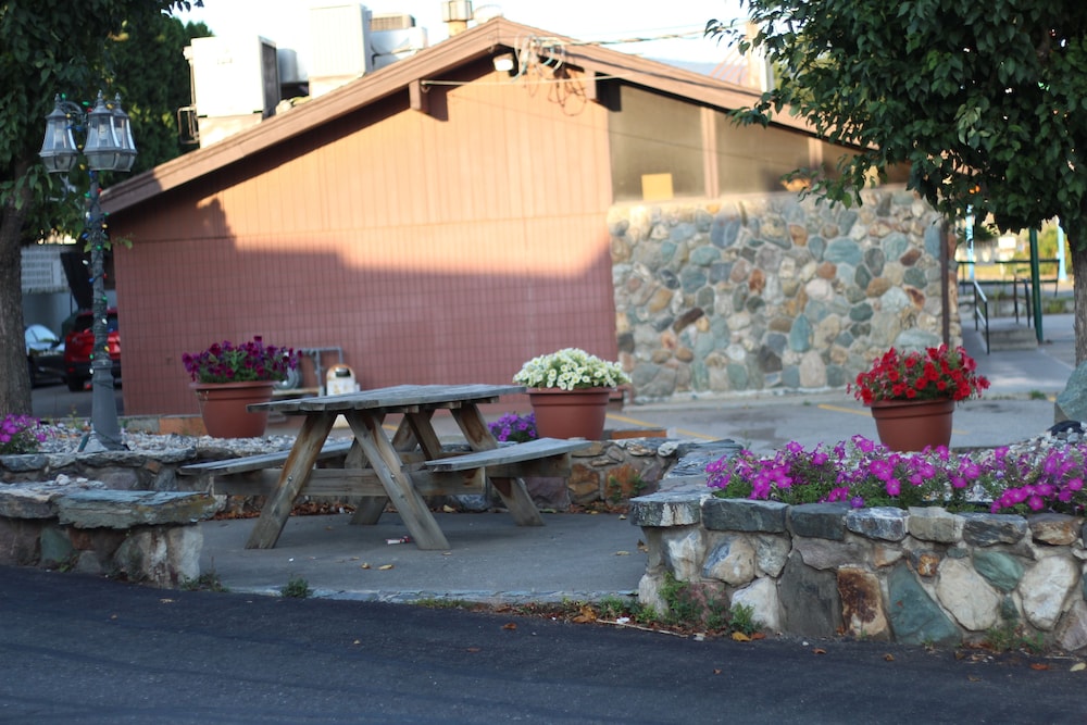 Best Budget Inn and Suites Kamloops 4/46