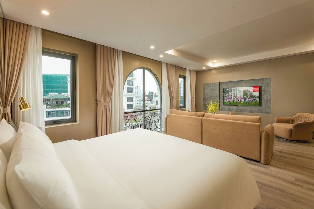 GRAND, CITY VIEW, BALCONY
