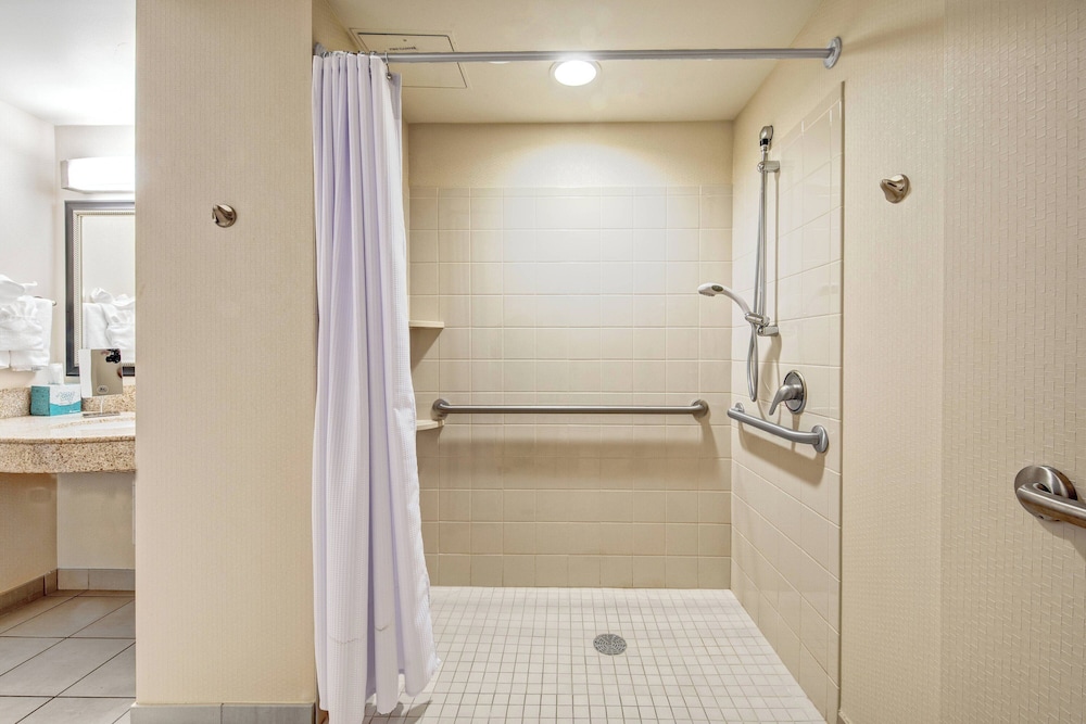 Courtyard by Marriott Kansas City Country Club Plaza 38/38