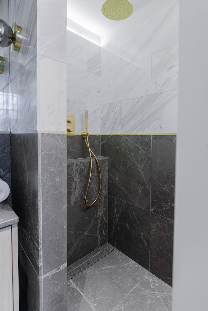 South Kensington by CAPITAL 64/65