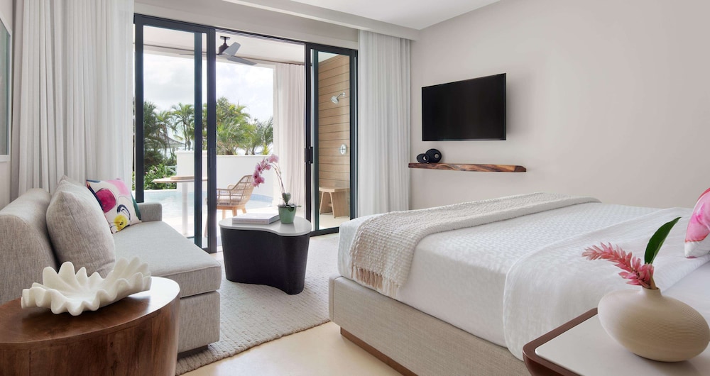 Swim Up, Grove, Club, Suite, King Bed
