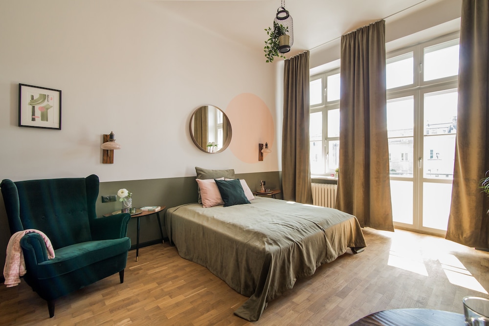 SUPERIOR, STUDIO, SUITE, KING BED, BALCONY