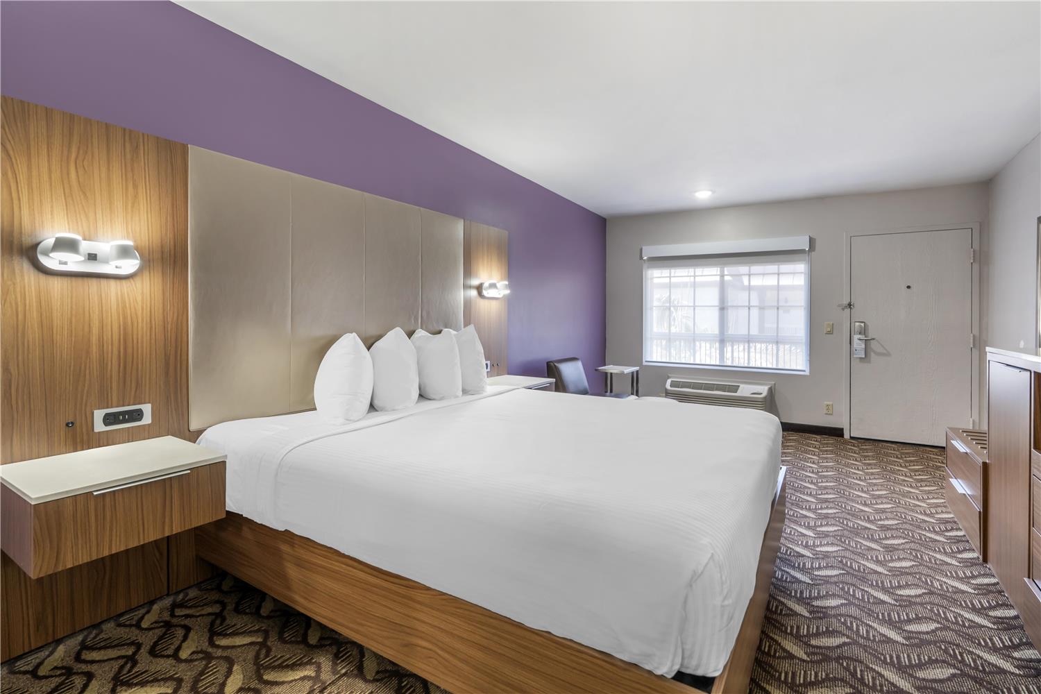 غرفة بسرير كينج