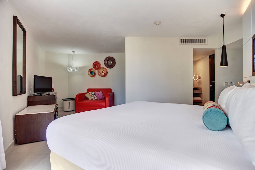 Resort Hideaway at Royalton Blue Waters, An Autograph Collection all Inclusive Resort Adults Only 10/31