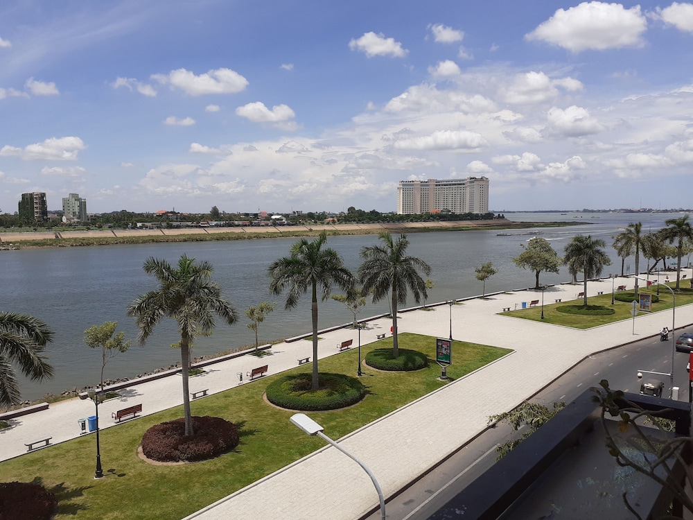 New Season Riverside Hotel 36/46