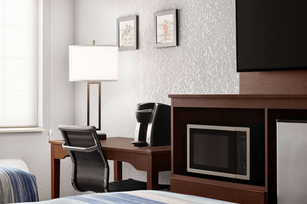 AmericInn by Wyndham Williamsburg 36/50