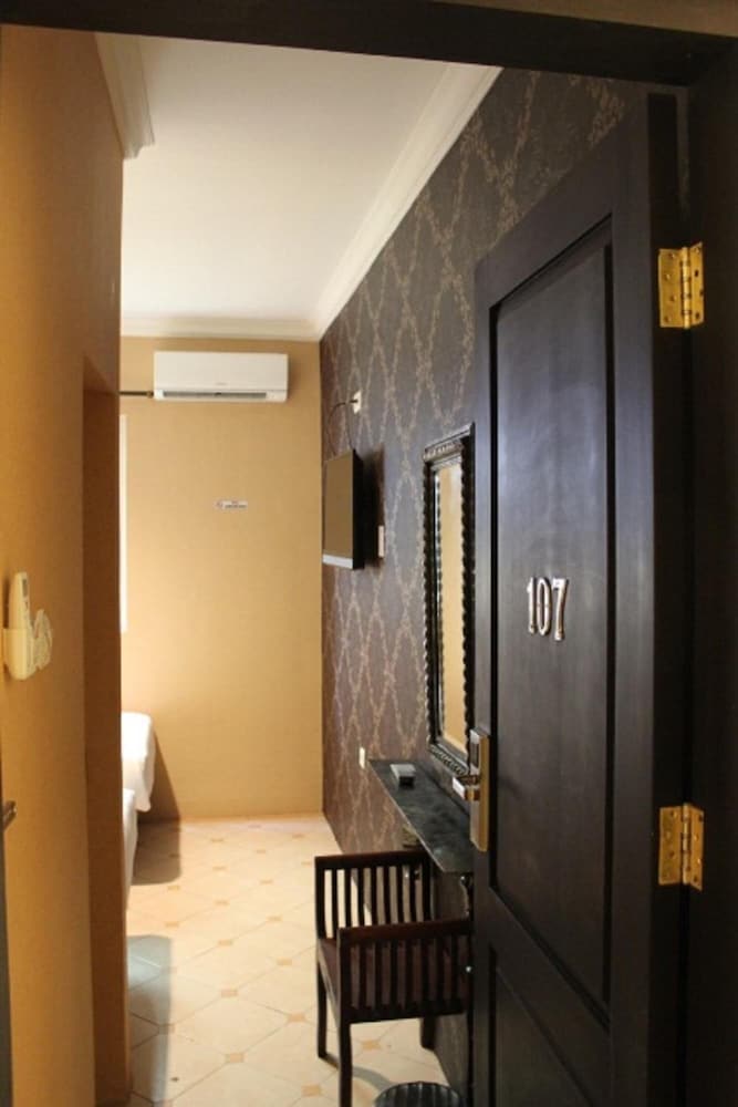 Twins Hotel Manggadua 8/65