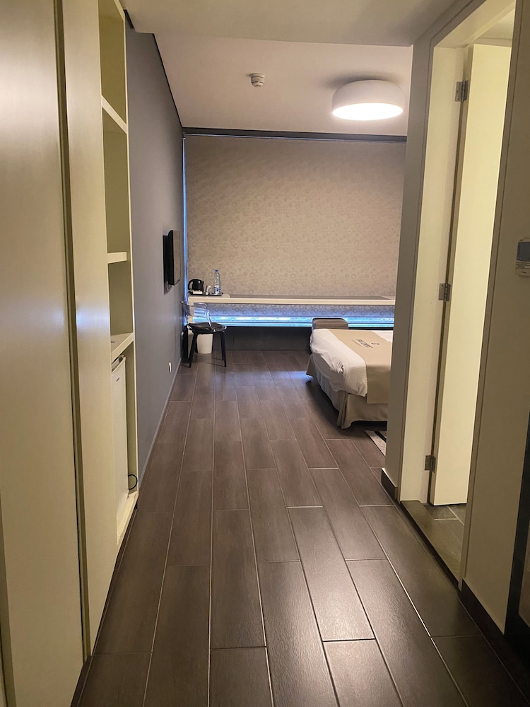Three O Nine Hotel 48/50