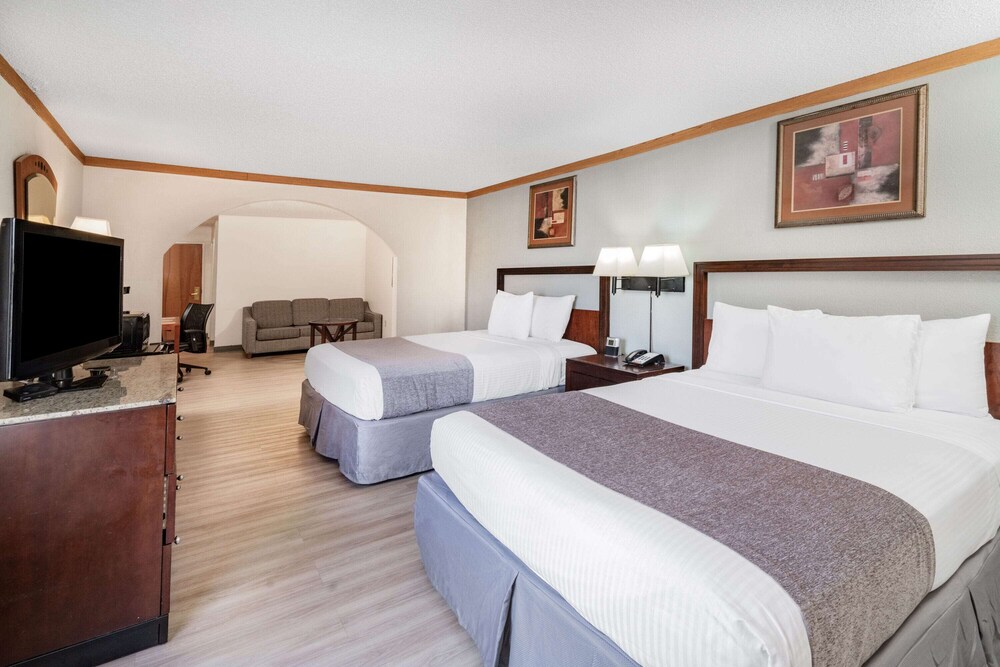 Red Roof Inn & Suites Hinesville 10/37