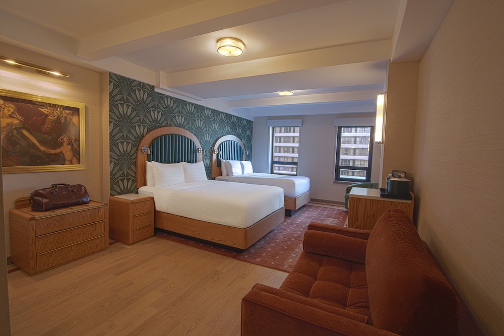 MARQUEE, 2 QUEEN BEDS