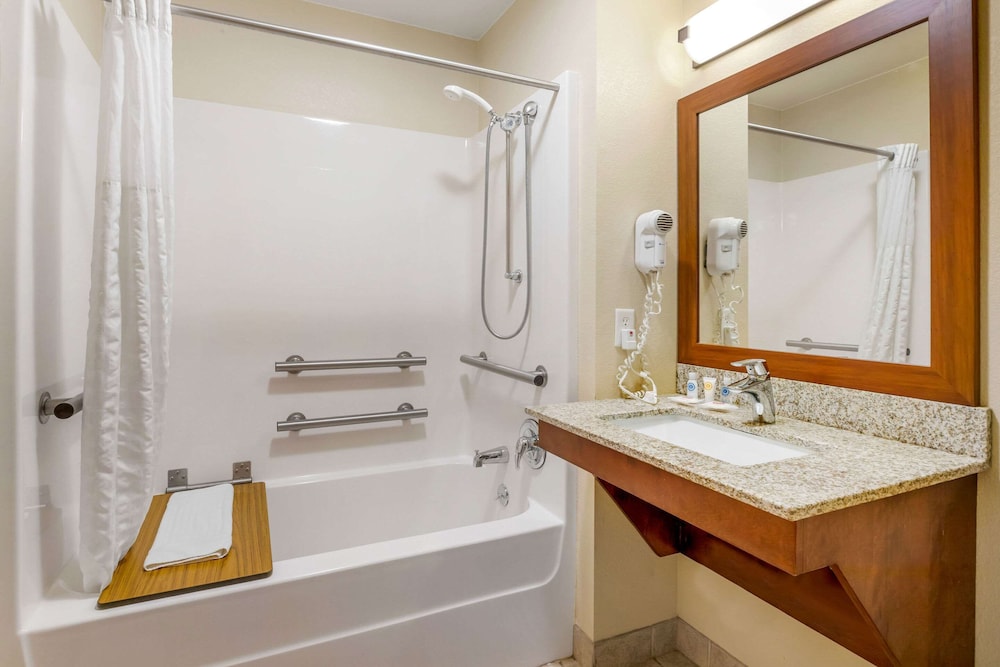 Suite, Single, 2 Queen Beds, Sofa, Accessible