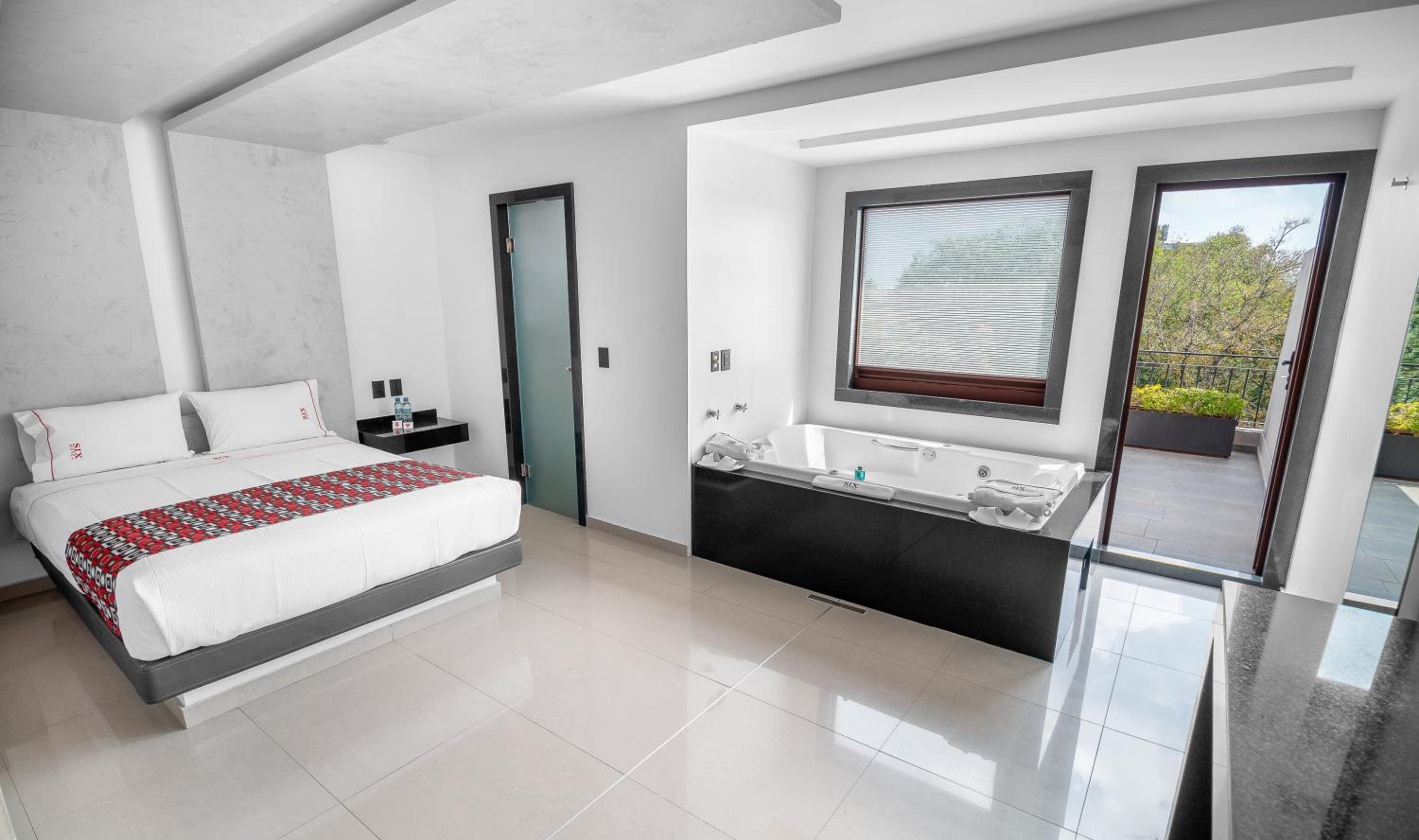 Suite, Hot Tub, Six Hotel 4/10