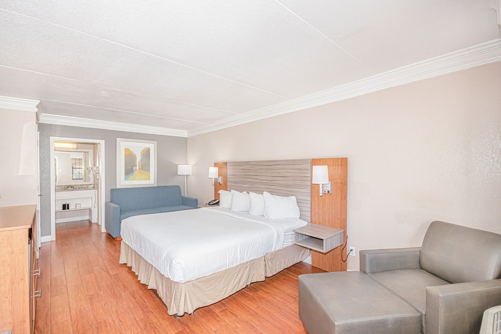 Casa Bella Inn & Suites 26/55