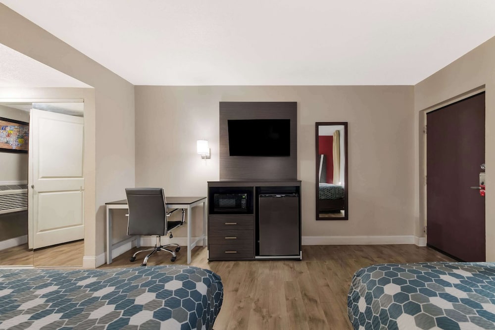 Econo Lodge Inn and Suites On The River 46/61