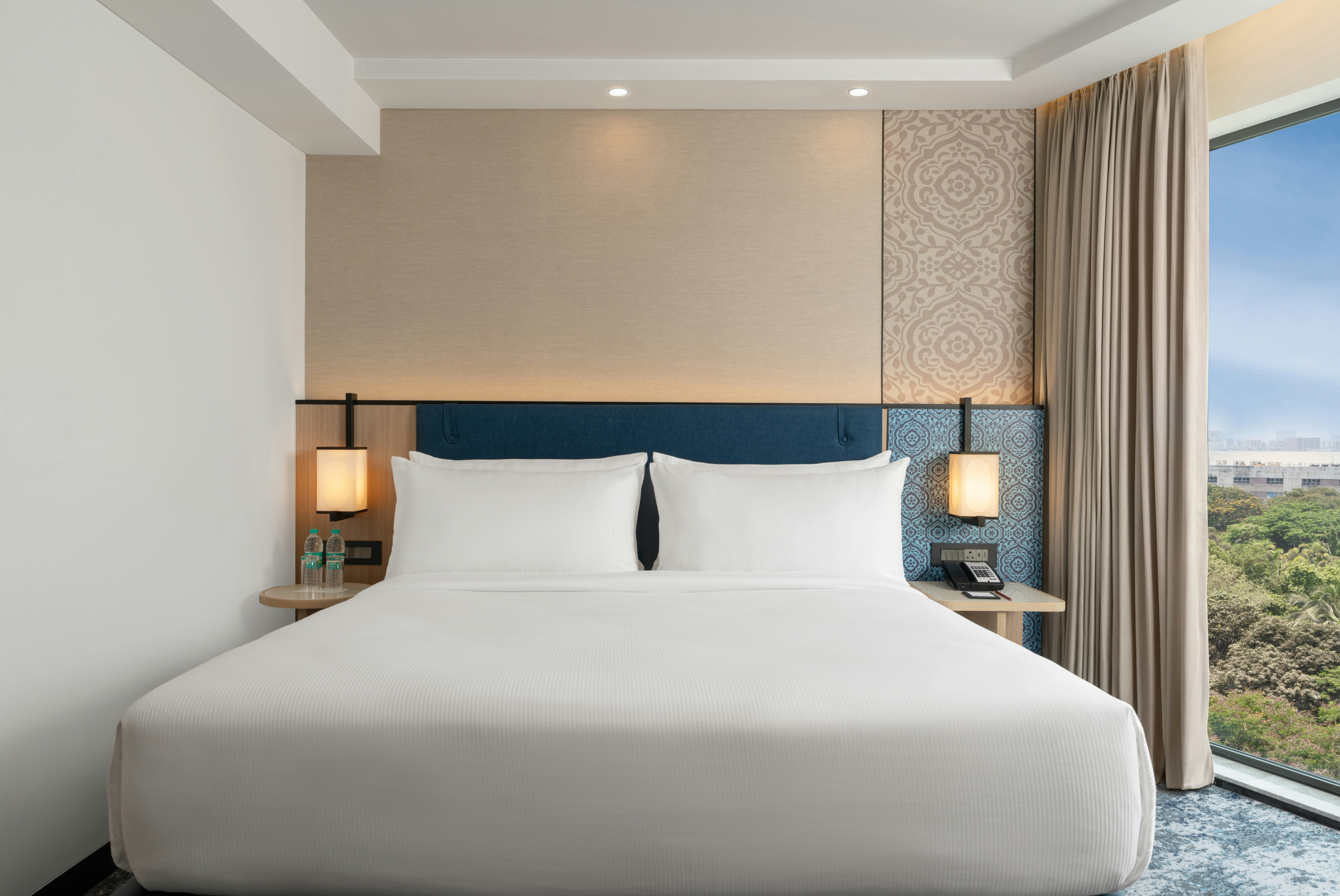 GUEST ROOM, KING BED, CITY VIEW
