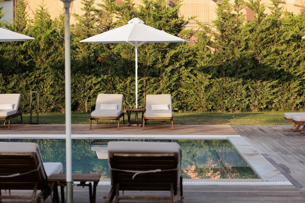 V Luxury Suites 40/50
