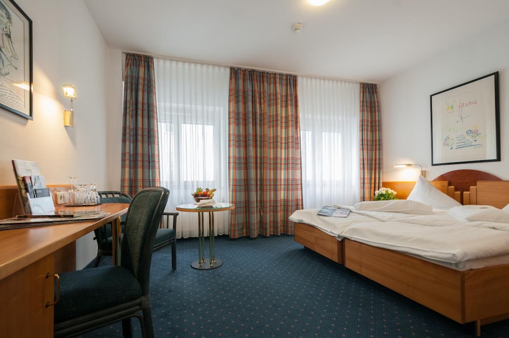 UNGER HOTEL 18/61