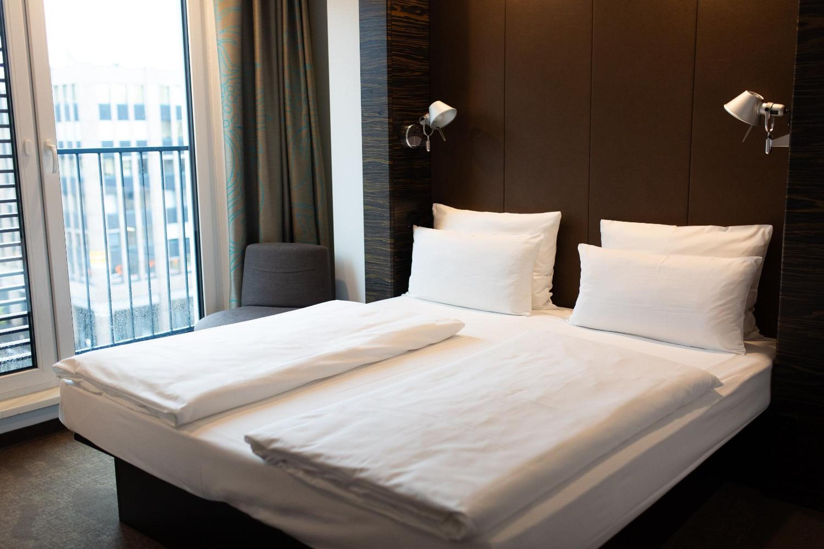 غرفة بسرير كوين، Hotel Motel One Dusseldorf-Hauptbahnhof 2/7