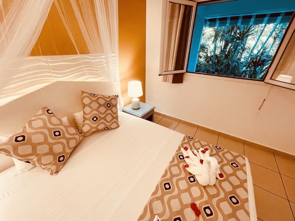 Tropicana Suites 12/50