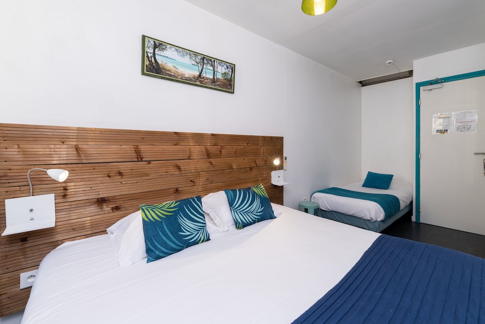 ROOM, TRIPLE, 1 DOUBLE AND 1 SINGLE BED