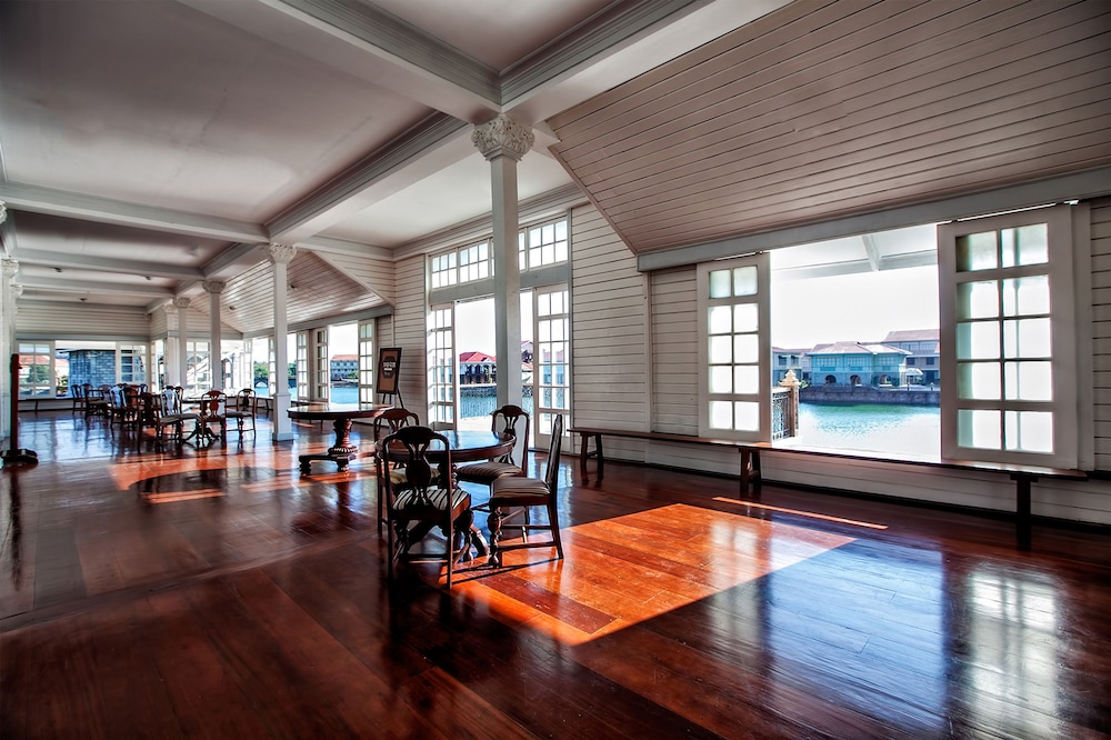 Las Casas Filipinas De Acuzar 35/50