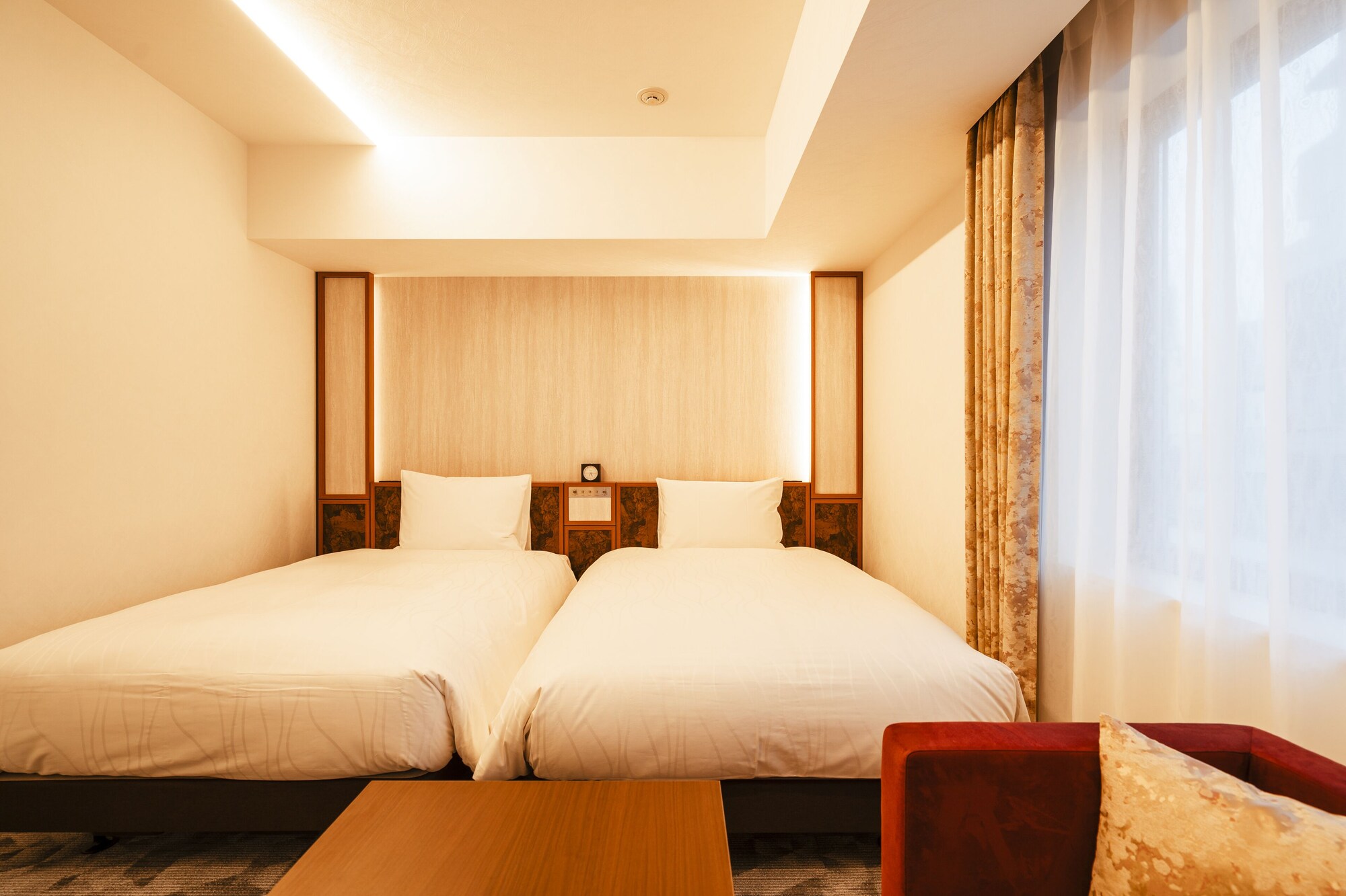 Universal, Twin Beds, City View