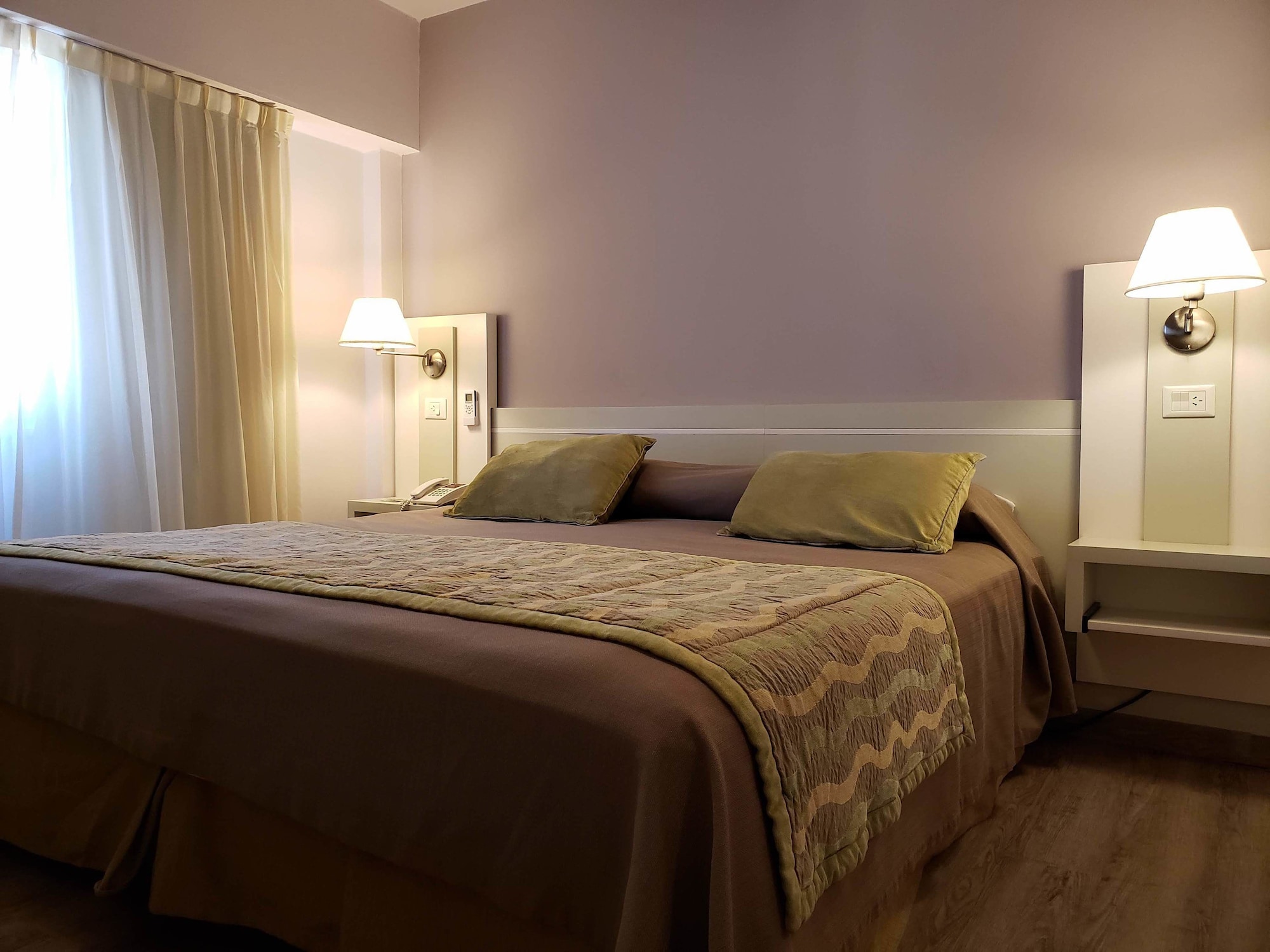 غرفة قياسية بسرير كينج، Hotel Continental 4/6