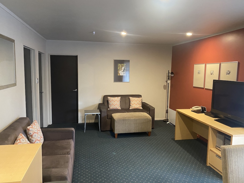 Bentleys Motor Inn 35/50