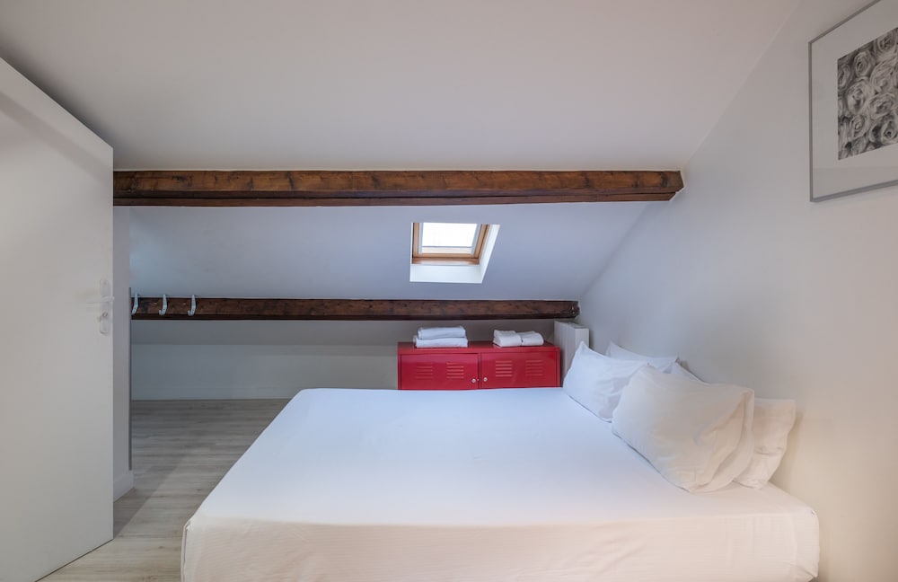 STUDIO, QUEEN BED