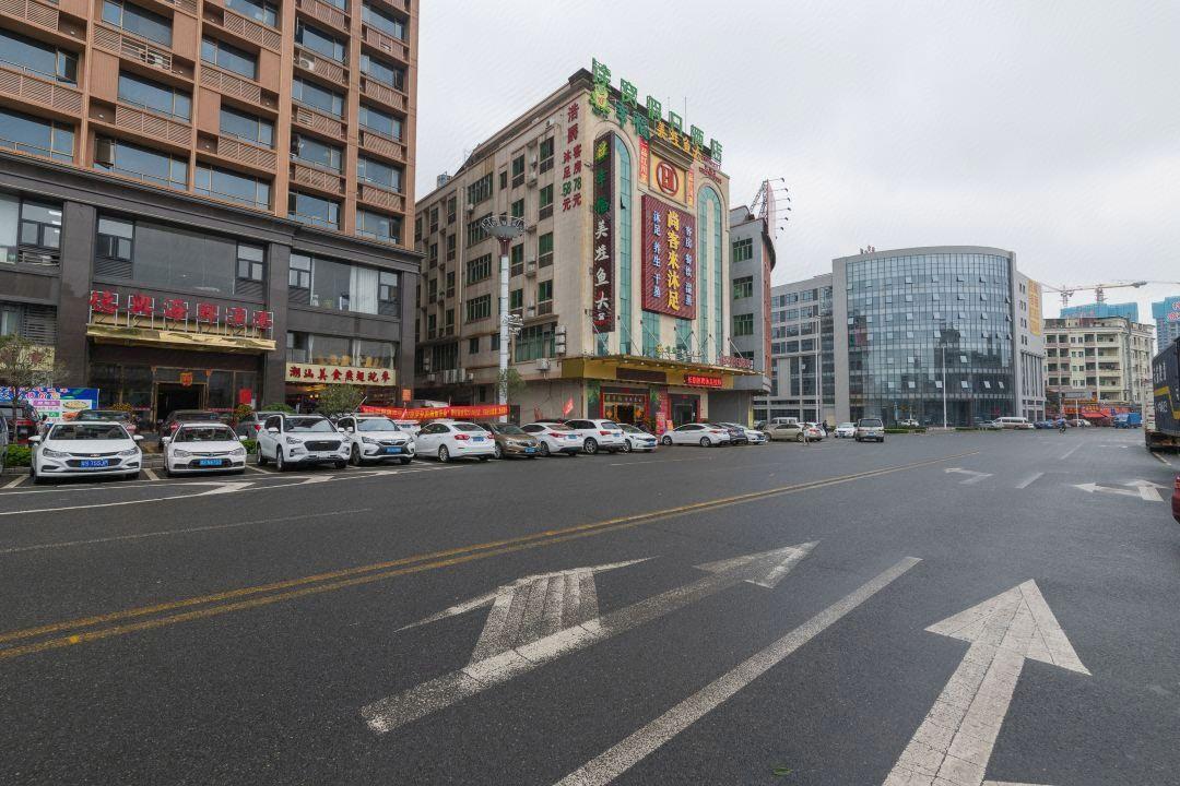 Vienna Hotel (Dongguan Dalang Bus Station) 38/42