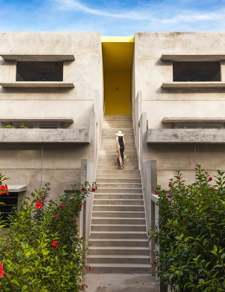 Hix Island House 49/50