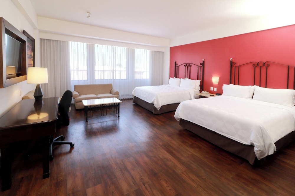 Suite, 2 Queen Beds, Jumeirah View، Holiday Inn & Suites Guadalajara Centro Historico 2/10