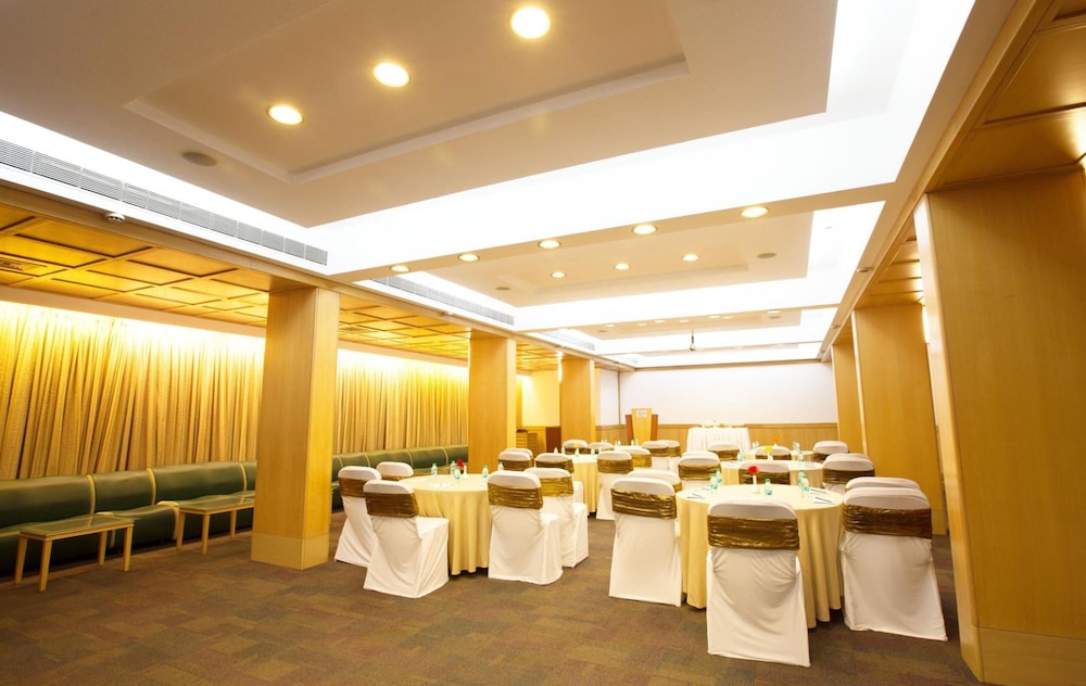 E Square the Fern Pune 40/50