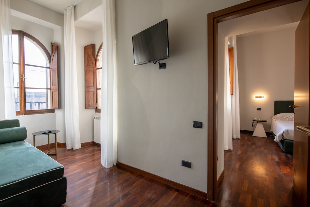 2 Bedrooms, Superior, 1 Queen and 1 Single Bed, City View, Hotel Gattapone 2/3