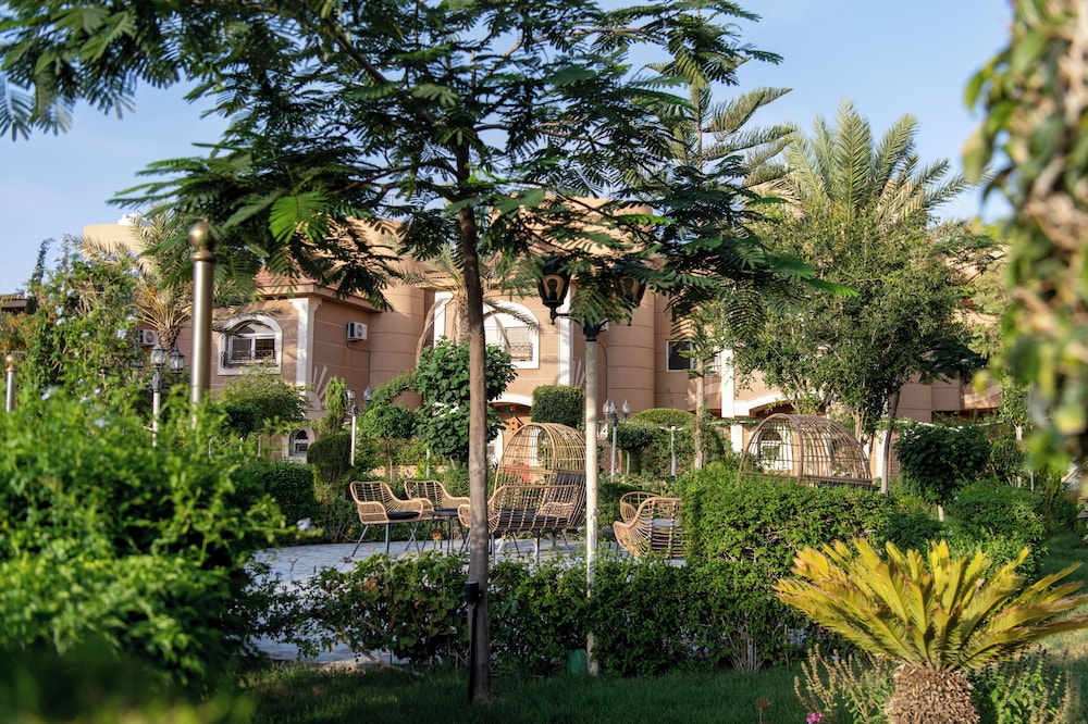 منتجع واحة ميرال الطائف(Meral Oasis Resort Taif) 70/74