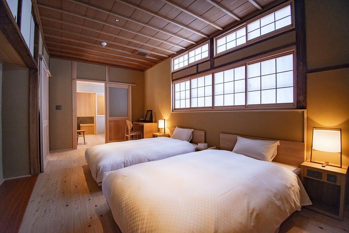 PREMIER, TWIN BEDS