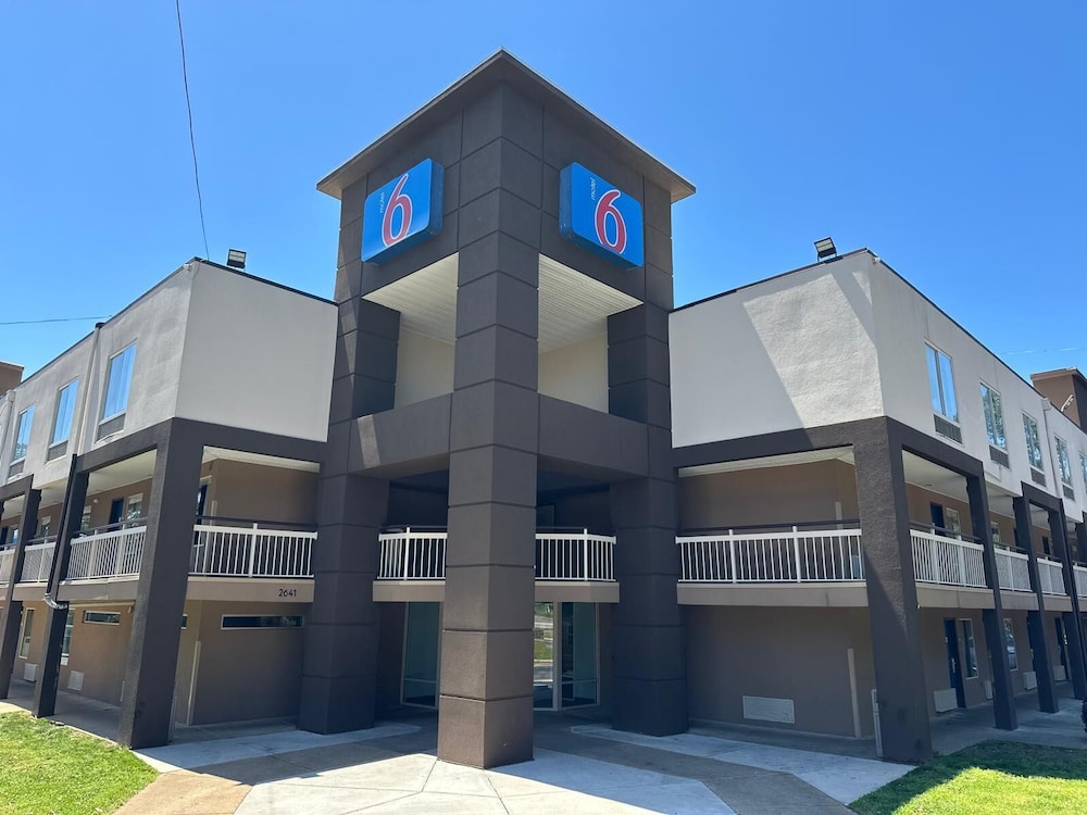 Motel6 Raleigh, NC - North 45/50