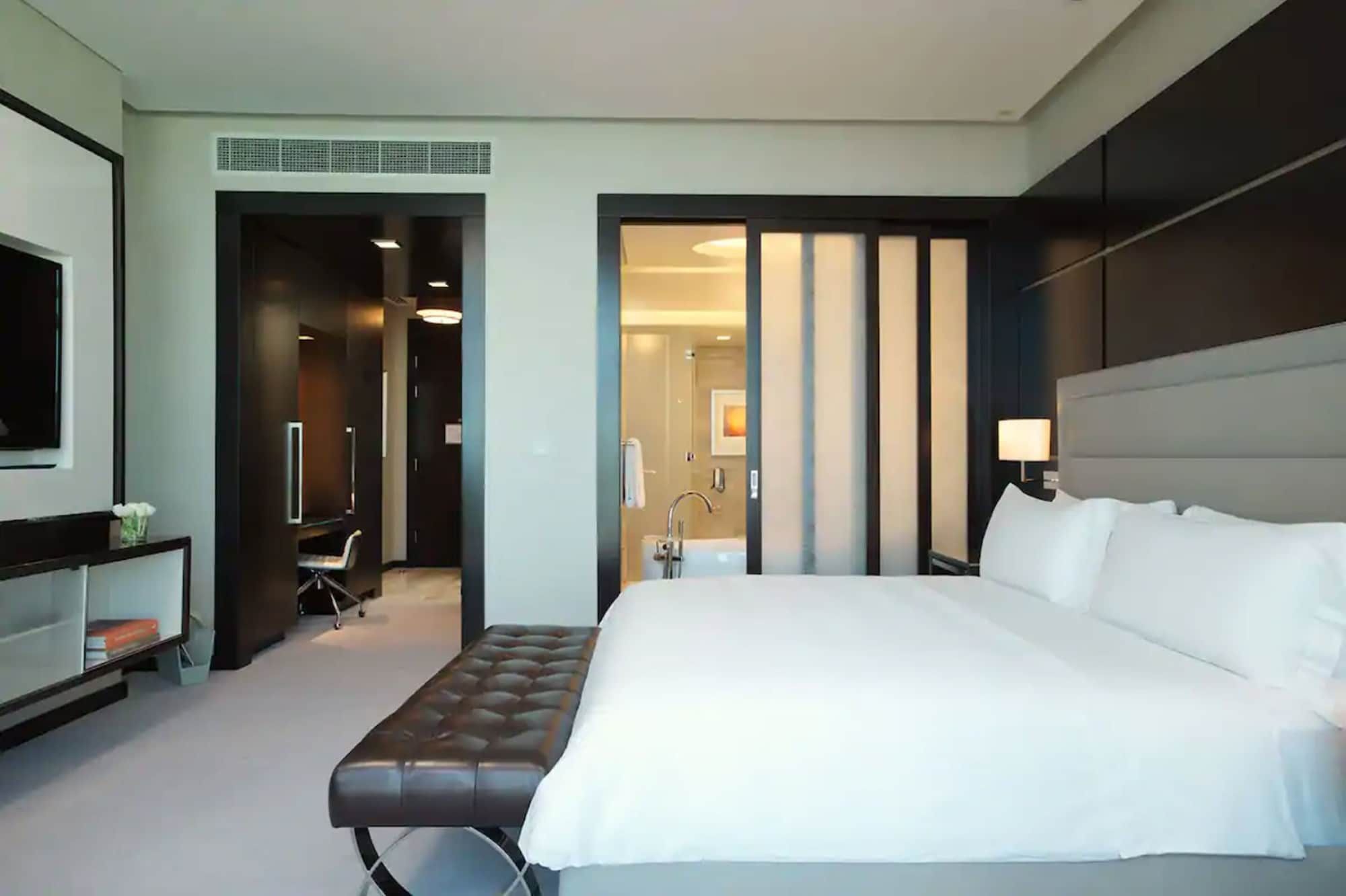 DELUXE, TWIN BEDS, CITY VIEW