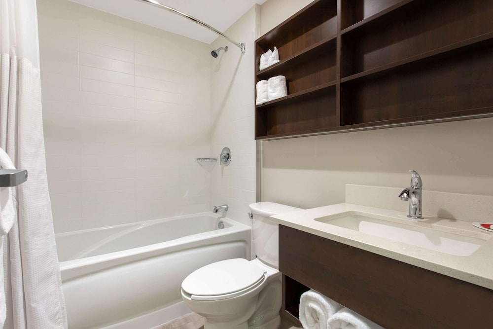 Microtel Inn & Suites by Wyndham Mont Tremblant 49/50